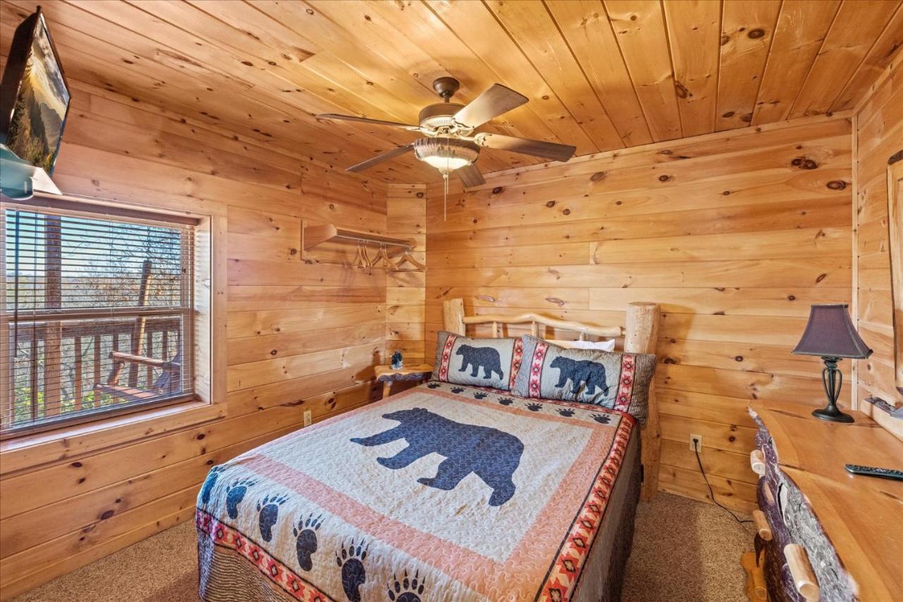 BIG BEAR LODGE - 12 bedroom Cabin in Pigeon Forge